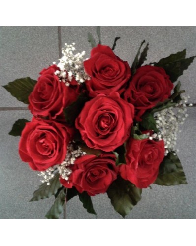 Bouquet rond de roses éternelles rouges